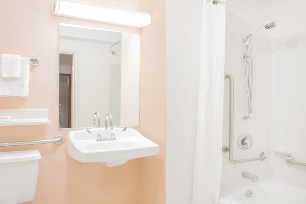 Hotel Super 8 By Wyndham Madison East Zewnętrze zdjęcie